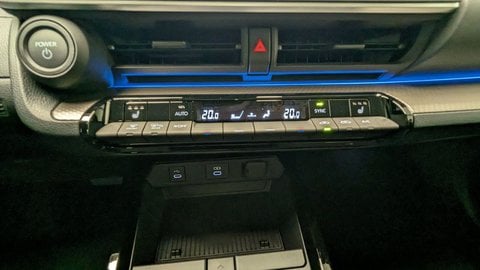 Voitures 0Km Toyota Prius V Hybride Rechargeable 223Ch Design À Boulazac