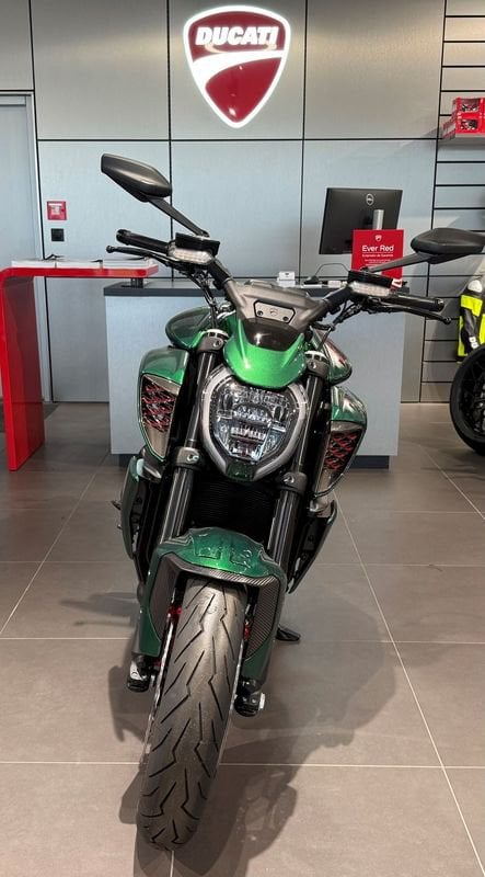 Motos D'neuves Stock À Nevers | Ducati Diavel V4 Bentley Ltd